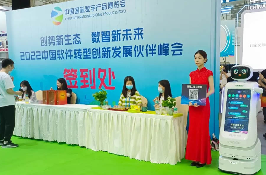 創(chuàng)澤大屏服務(wù)機(jī)器人數(shù)博會(huì)迎賓